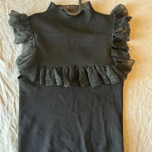 Zara t-sirt  - En tröja jag knapt använd och är jette fin ❤️❤️❤️fråga gärna om ni vill ha fler bilder❤️❤️