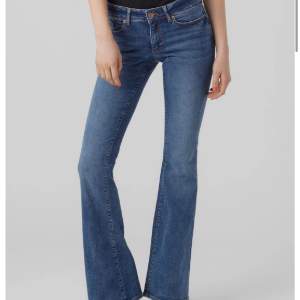 Lågmidjade bootcut jeans från Vero Moda. Storlek S, längd 34. Aldrig använda, endast testade. Lappen sitter kvar. Stretchiga! 