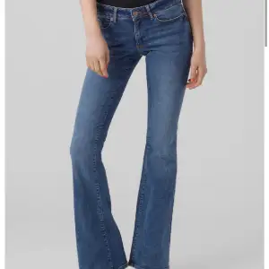 Lågmidjade bootcut jeans från Vero Moda. Storlek S, längd 34. Aldrig använda, endast testade. Lappen sitter kvar. Stretchiga! 