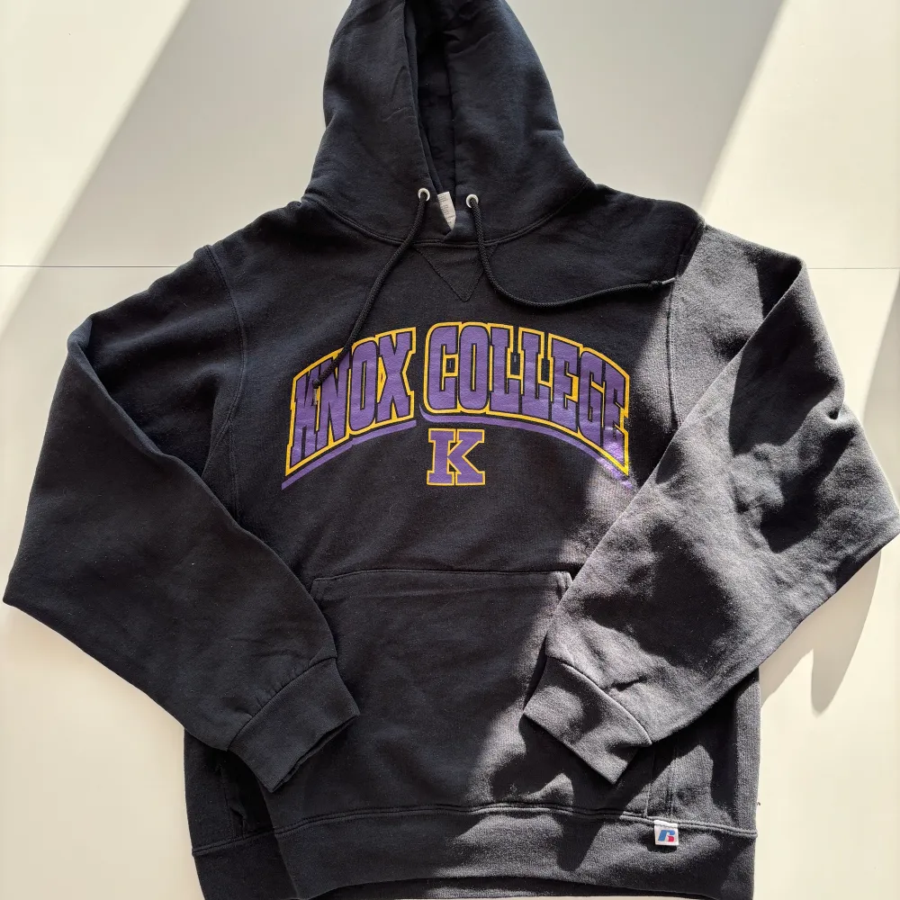 Säljer en superfin vintage Knox College hoodie från Rusell Athletics. Supertrendig! Storlek S. Hoodies.