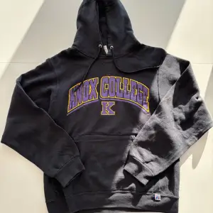 Säljer en superfin vintage Knox College hoodie från Rusell Athletics. Supertrendig! Storlek S