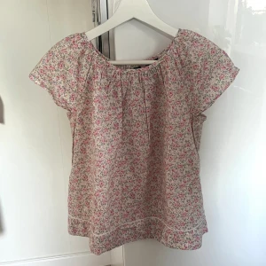 Ralph Lauren blus - Söt blommig blus från Ralph Lauren i nyskick🩷. Säljer då den är för liten för mig. Pris kan alltid diskuteras. Köparen står för frakt❣️