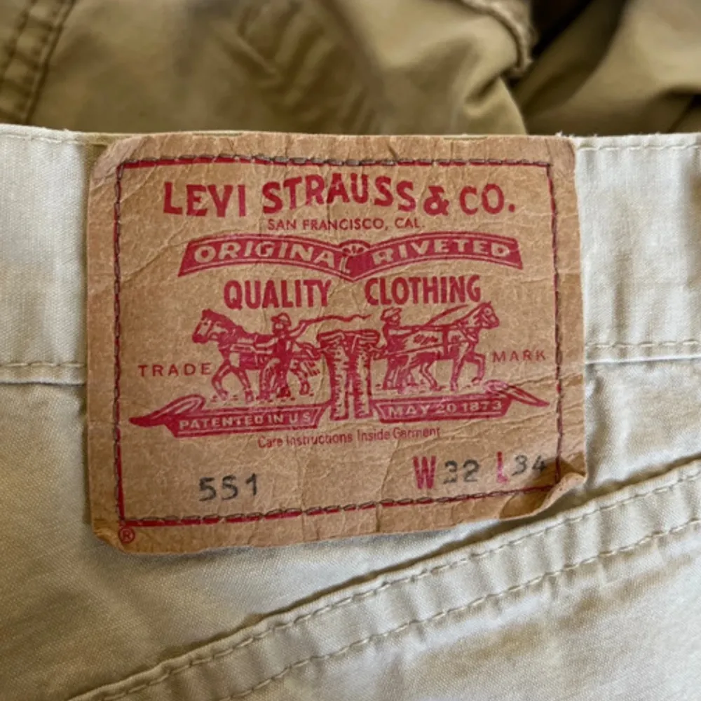 Ett par vintage Levis byxor i mycket bra skick! De är svala och bekväma, perfekta inför sommaren🤩 De är beiga och sitter lite pösig så det är behagligt att röra sig i dem!. Jeans & Byxor.