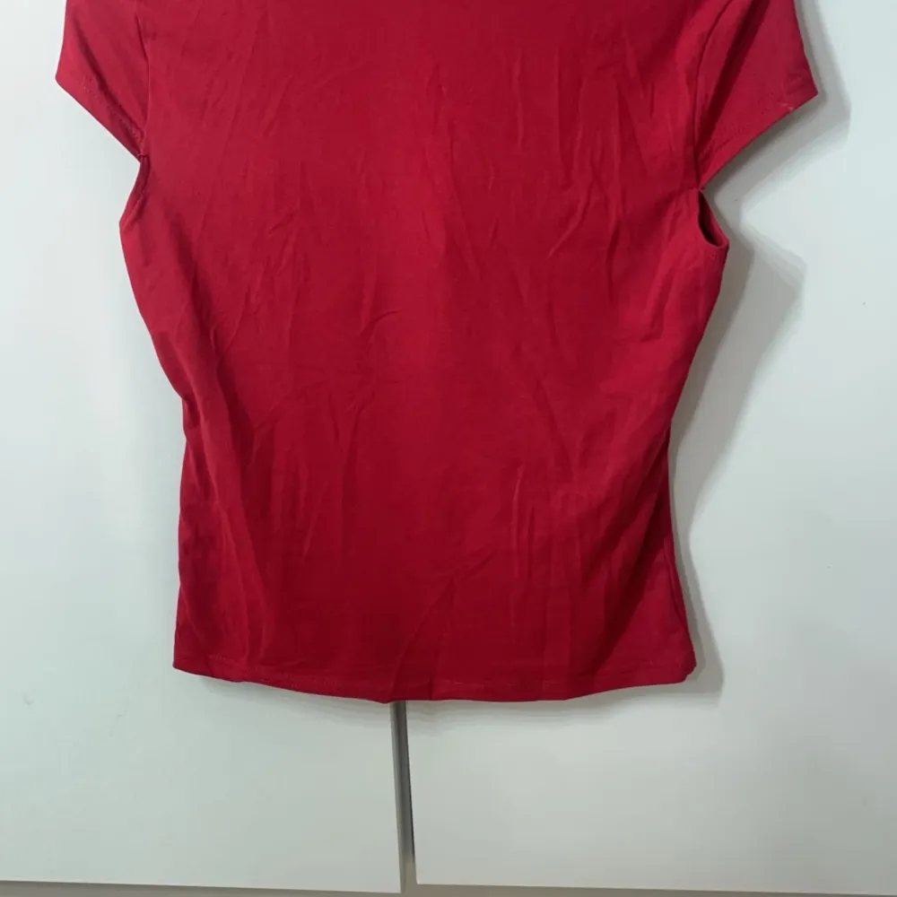 Röd t-shirt ifrån SHEIN aldrig använd var liten följ liten bra kvalitet. T-shirts.