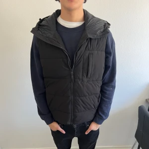 Zara väst - Zara väst ⭐️Köpte förra hösten ,Släpptes bara en gång⭐️ ( Mer frågor kom Dm , priset kan sänkas vid snabbaffär )