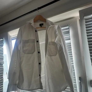 Overshirt - Schysst vit overshirt