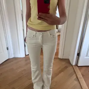 Jätte trendiga vita jeans! Är lite smutsiga där bak vid fickan som ej går bort i tvätten, men syns inte så mycket! 