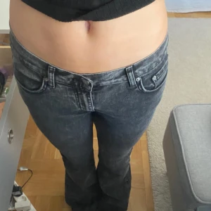 Lågmidjade bootcut jeans - Mörkgråa lågmidjade bootcut. Modellen är extra lång. Från Gina Tricot. Utgångspris: 500kr