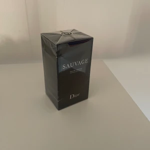 DIOR SAUVAGE - Kom med bud! - Säljer en helt oöppnad DIOR SAUVAGE 100ml.  Kom med bud, endast seriösa köpare.