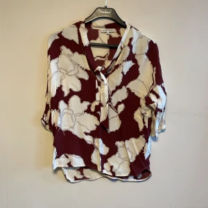 Blommig blus  - Blommig blus 