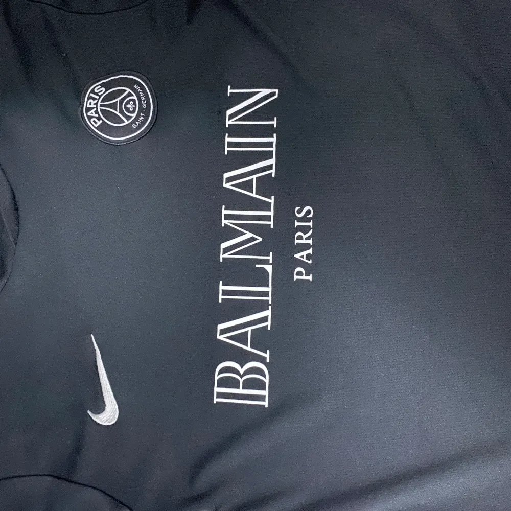 Tjena säljer denna PSG X BALMAIN tröjan då den inte passar mig alls, använd få gånger, skicket är 9/10 inga defekter Endast seriösa köpare!!!. T-shirts.