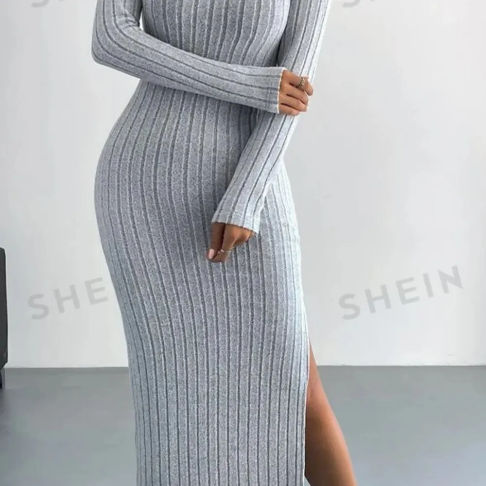 Säljer denna klänning från shein. Har använts ett fåtal gånger😊  Är i strl M, och bra längd för mig (1,68cm)🩷 kom privat för mer info eller bilder🤗. Klänningar.