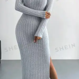 Säljer denna klänning från shein. Har använts ett fåtal gånger😊  Är i strl M, och bra längd för mig (1,68cm)🩷 kom privat för mer info eller bilder🤗