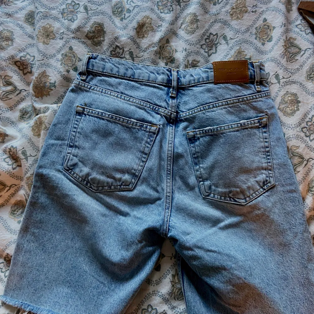 Midrise jeansshorts från Gina Tricot som köptes för ca 2 år sedan och har inte använts särskilt mycket. Kontakta vid frågor🫶. Shorts.