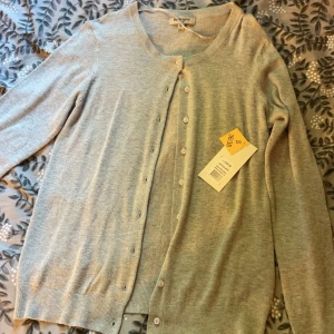 Grå kofta  - Grå fin kofta från gekås, oanvänd