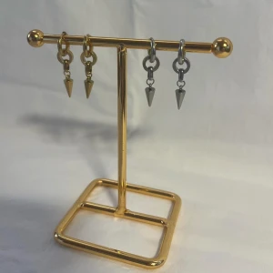 Örhängen  - Super snygga nickelfria örhängen! Finns i silver & guld. Köp för 109kr/st Eller 189kr/paret. Modell 101. Smyckeställningen finns även att köpa för 299kr!