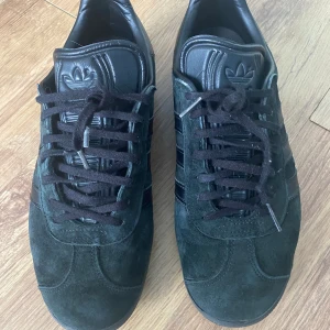 Adidas Gazell Original  - Säljer adidas gasell Slitet skick 7/10 ser mycket bättre ut personligen Se bilden för resten. Koko 42 