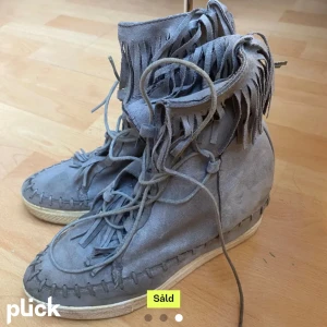 Fransskor - Jättefina gråa fransskor i storlek 39. Bra men lite använt skick. Jätte populära men säljer pga att de är lite för stora på mig😊Skriv om ni vill ha fler bilder eller har andra frågor. Lånad första bild av tjejen jag köpte dom av, inte använda sen des