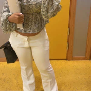 Vit kostymbyxa - I modell Vera Petite Low Waist. Endast använd en gång, prislapp kvar (nyskick). Jättefin och sitter så himla bra men har knappt haft användning för den. Har slits längst ner. Exakt den här modellen finns ej att köpa längre hos BikBok