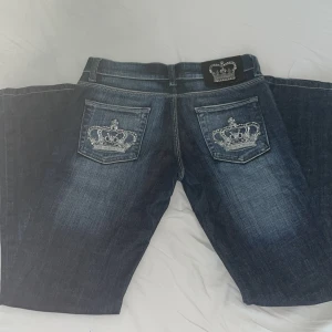 Lågmidjade Victoria beckham jeans - Lågmidjade Victoria beckham jeans Midjemått: 80cm  Innerbenslängd:77cm Köpta på plick men säljer för att de var för små❤️