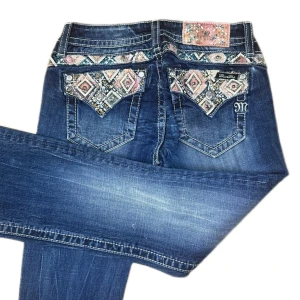 MISS ME JEANS - Miss Me jeans i modellen ”signature/boot” midjemåttet rakt över är 37cm. Ytterbenet 107cm och innerbenet 85cm. Jeansen är som helt nya. Kontakta vid intresse!