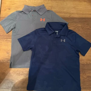 Under armour piké - Två snygga under armour sport 2 st piké/t-shirts med krage i mycket fint skick.  Stl 134-140  85kr/styck, paketpris:  150kr