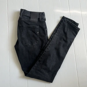 Replay anbass hyperflex - Säljer nu mina replay jeans som jag endast använt 1 gång. Byxorna har inga defekter alls och är i riktigt bra skick! Storlek 29 och de satt något kort på mig som är ca 183cm, passar 170-181 skulle jag uppskatta! Nypris runt 1500kr! 