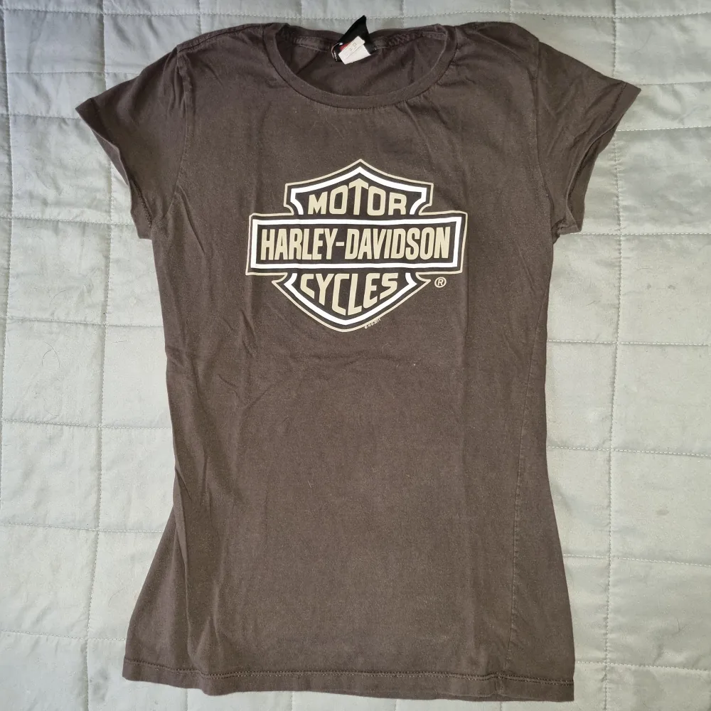 Brun topp med tryck på, Motor, Harley-Davidson, i stl L. . T-shirts.