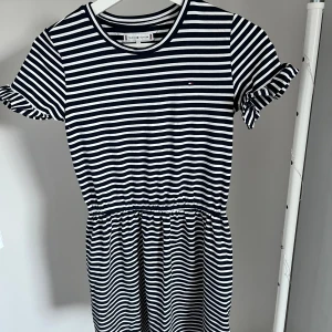 Klänning från Tommy Hilfiger - Storlek 152. Mycket fint skick, använd ca 2-3 gånger. 