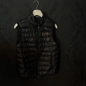 EA7 Väst - Säljer nu denna riktigt feta västen från EA7 Emporio Armani. Knappt använd storlek Xs men passar också S Nypris: 1500 Mitt pris: 599