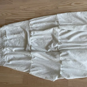 Vit långkjol🤍🤍 - Nu säljer jag min fina långkjol från Gina Young som är köpt förra sommaren🌸 Den är använd några gånger men är som ny. Jag är 1,65 och den är något förkort för mig och det är enbart därför jag säljer den. Ny pris ca 300 kr men säljs för 150 nu💕