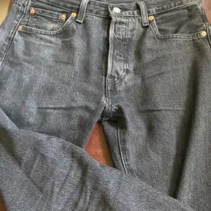 Skit snygga Svarta 501 levis jeans, bra skick 🕺🍾 Storlek 30/30, ny pris 1300kr