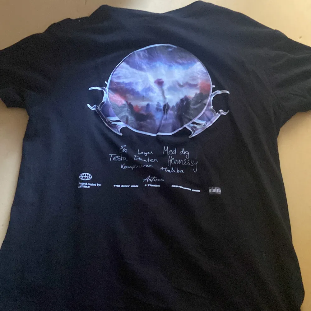 En T-shirt i storlek S av den svenska artisten Ant Wan. Detta är en exklusiv merch från hans album ”The Only Wan” och finns inte mer tillgänglig att beställa. . T-shirts.