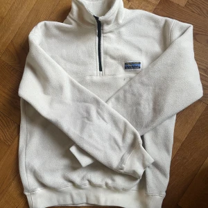 Zip fleece tröja vit - En jätte mysig värmande fleece tröja med en half zip. Den är i bra skick och säljs då den inte längre passar den är vit och är storlek xs men passar även S Nypris är 699 elller 599 minns inte riktigt.