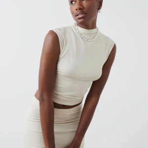 Gina Tricot topp - Söt topp från Gina tricot som är oanvänd! Toppen är i storlek S och säljs för 100kr+frakt💕