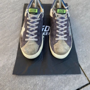 Golden goose intressekoll  - INTRESSEKOLL | Golden goose strl 42 men kan passa 41,5 möjligtvis 41 | priset kommer ligga på runt 2300 men kan även diskuteras vid snabb och smidig affär | bara skriva till oss om ni har några som helst frågor⭐️