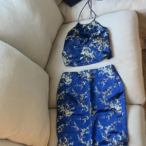 Y2k Ao Dai- set - Köpte på Hornstull marknaden och tyvärr för liten😭😭😭 Der står L på klänningen men skulle definitivt säga M/S. Toppen är öppen i ryggen, man knyter den i bak och runt halsen. 