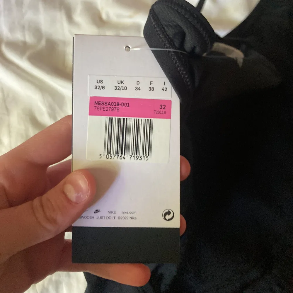 Säljer en svart Nike baddräkt för 350 kr nypris ca 500. Alldrig använd och säljs på grund av att jag råka beställa hem fel storlek. Den är i storlek 34. Pris kan diskuteras🌸. Sport & träning.