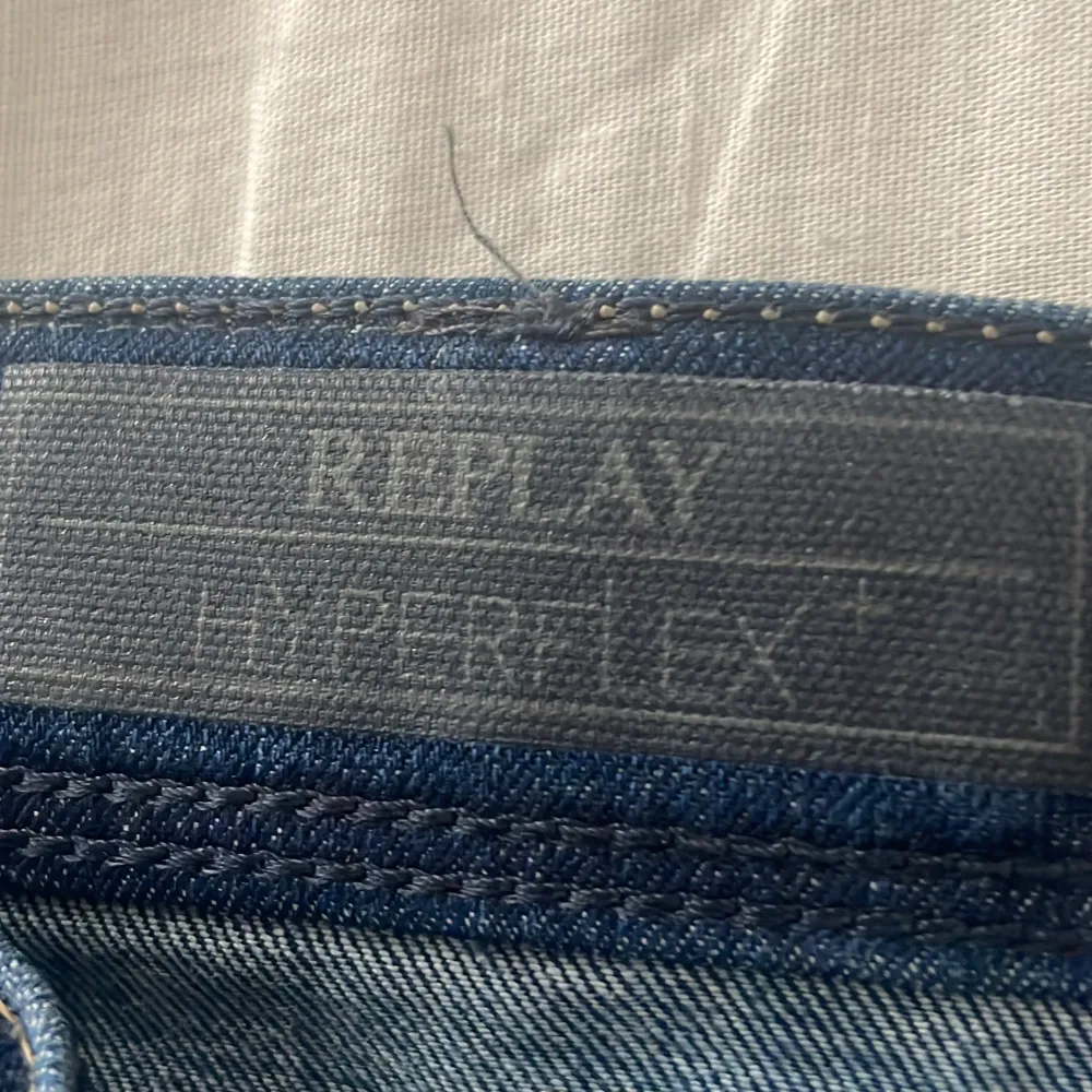 Säljer ett par sköna replay jeans i perfekt skick hör av dig vid frågor . Jeans & Byxor.
