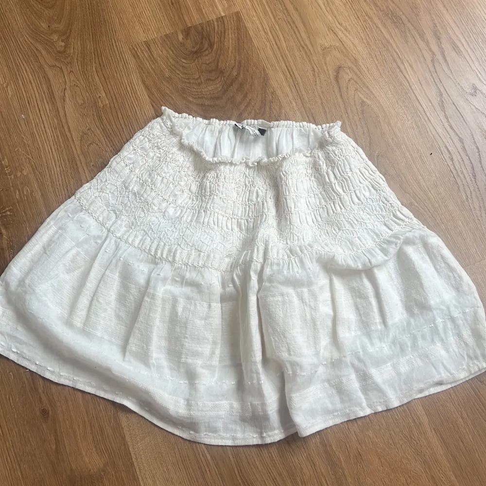 Jättefin mönstrad kjol från zara, storlek xs men skulle säga att den passar s också❤️‍🔥den är vit/beige . Kjolar.