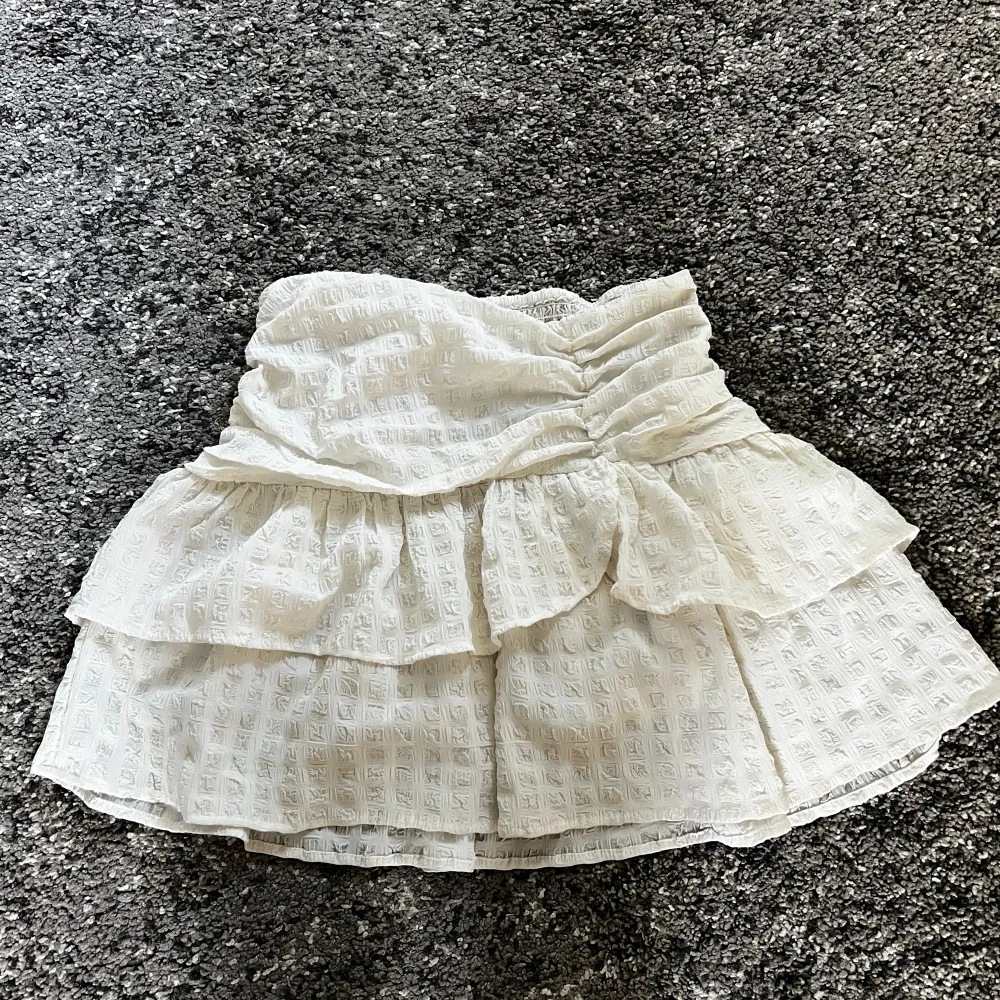 En luftig vit kjol från gina tricot. Varan är lätt använd men har använts flitigt, alltså inga tecken på användning. Väldigt fin inför sommaren nu☀️🌻. Kjolar.