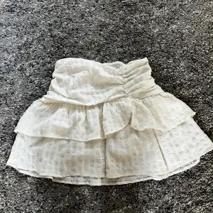 En luftig vit kjol från gina tricot. Varan är lätt använd men har använts flitigt, alltså inga tecken på användning. Väldigt fin inför sommaren nu☀️🌻