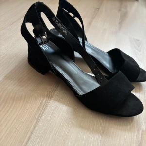 Svarta klackskor  - Helt nya svarta klackskor, från din sko. Storlek 38 