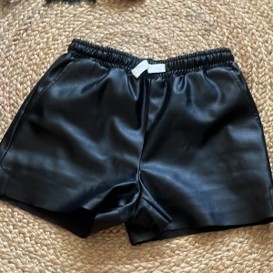 Shorts  - Säljer dessa skinnaktiga shortsen, har typ aldrig använt och de finns inga defekter🖤