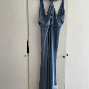 Balklänning - Säljer denna fina balklänning från ASOS. Storlek 38, aldrig använd pga att den inte passar mig. Nypris ca 1570, säljes för 1250kr