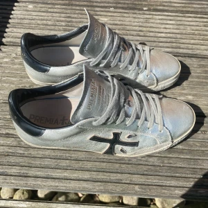 Premiata Skor - Tjena, jag säljer ett år premiata skor i okej skick. Skorna är väl använda men har mycket kvar att ge. St 43 true to size. Kvitto och skolåda finns. Defekter förekommer, för fler eller tydligare bilder på defekter är det bara att skriva.