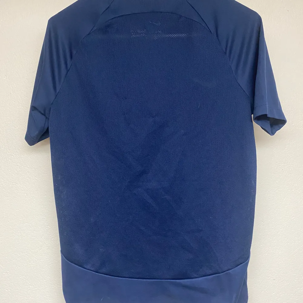 Skitskön PSG tröja som är slutsåld överallt, skick: 9/10, Använd Runt 3-4 ggr Dma för mer bilder! 💯💸. T-shirts.