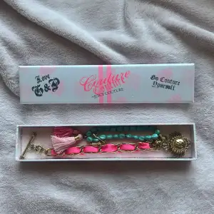 Två ”vintage” armband från Juicy Couture med box. Armbanden är i bra skick och extremt sällsynta (säljs ej längre). Den rosa har ett hänge med en krämparfym i (se bild 4). Skriv för frågor/prisförslag💕
