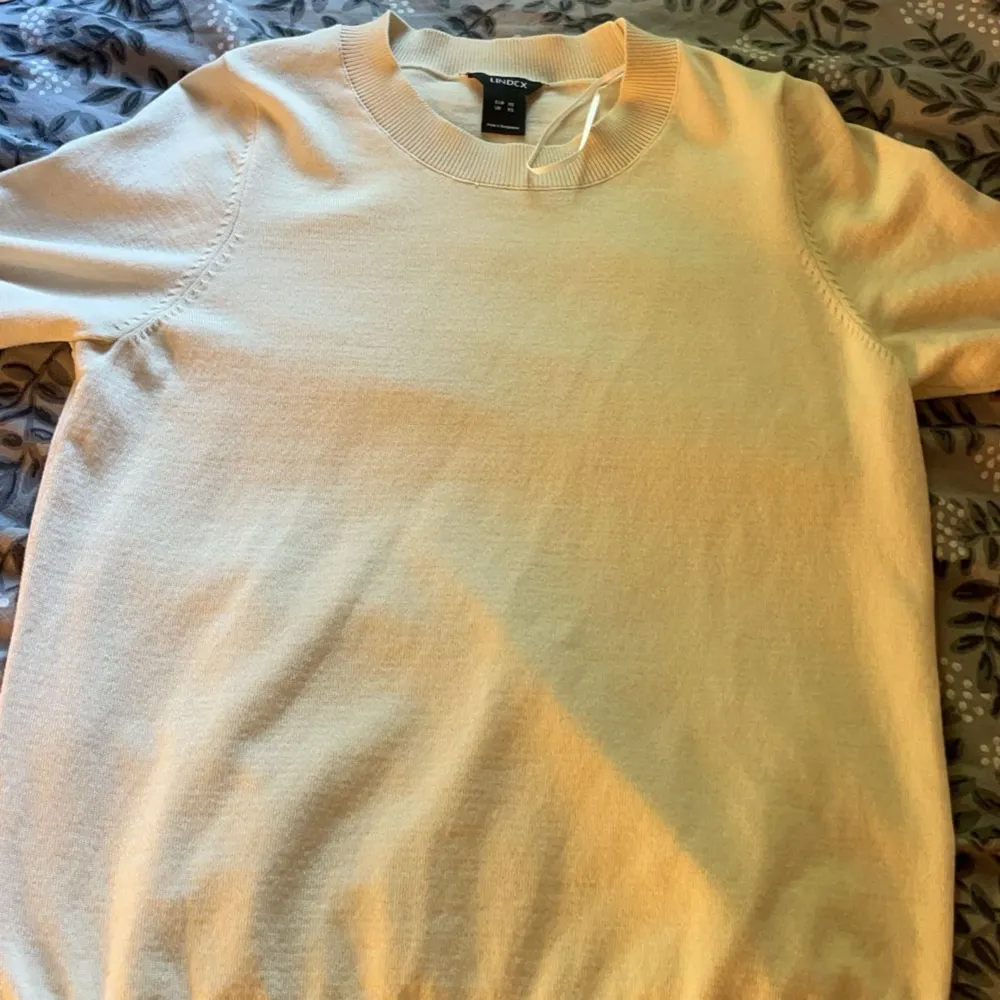 Säljer denna ”stickade” t-shirten från Lindex, använd 2-3 gånger, nyskick . T-shirts.