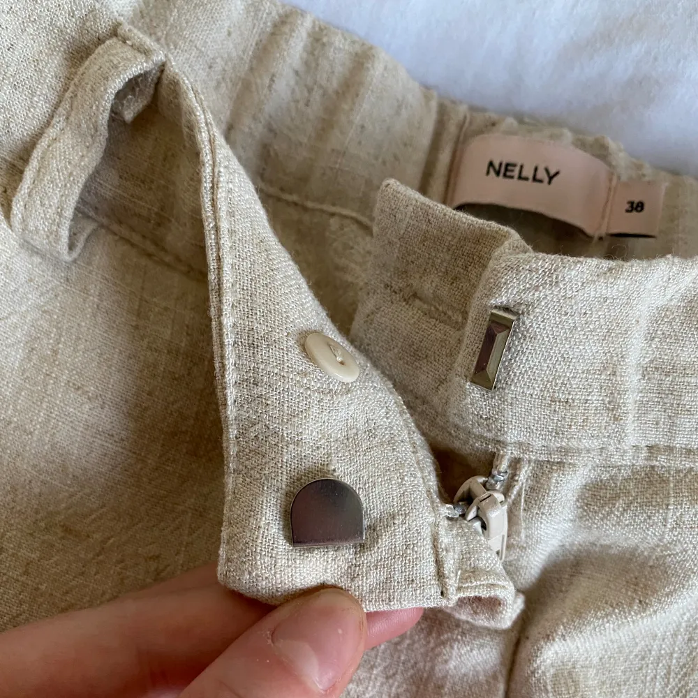 Helt nya linnebyxor från Nelly, sitter som kostymbyxor, ej genomskinliga. Köpare står för frakt. . Jeans & Byxor.